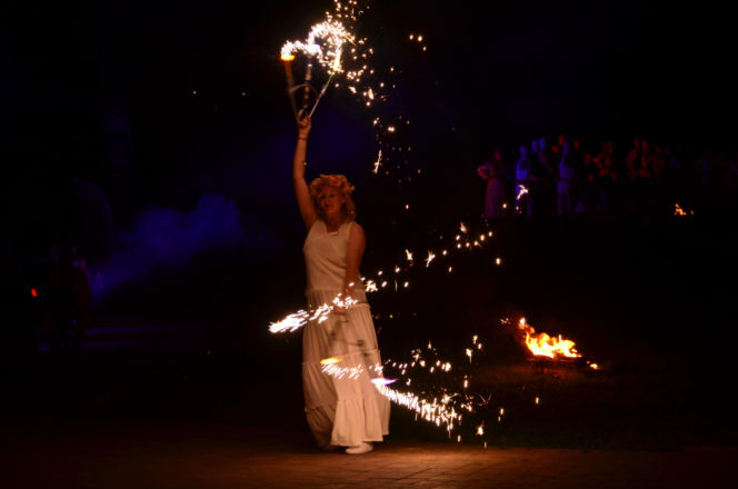 Pokaz fireshow w wykonaniu tancerzy i tancerek Teatru Ognia „Mantra” z Makowa Mazowieckiego