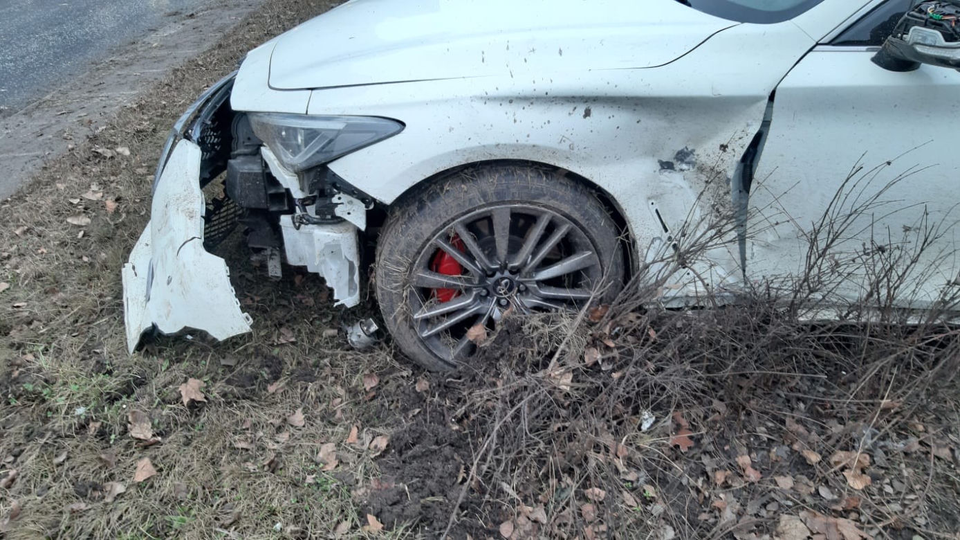 Rozbił sportowe auto i dał nogę. Policja szuka właściciela drogiego auta