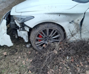 Rozbił sportowe auto i dał nogę. Policja szuka właściciela drogiego auta