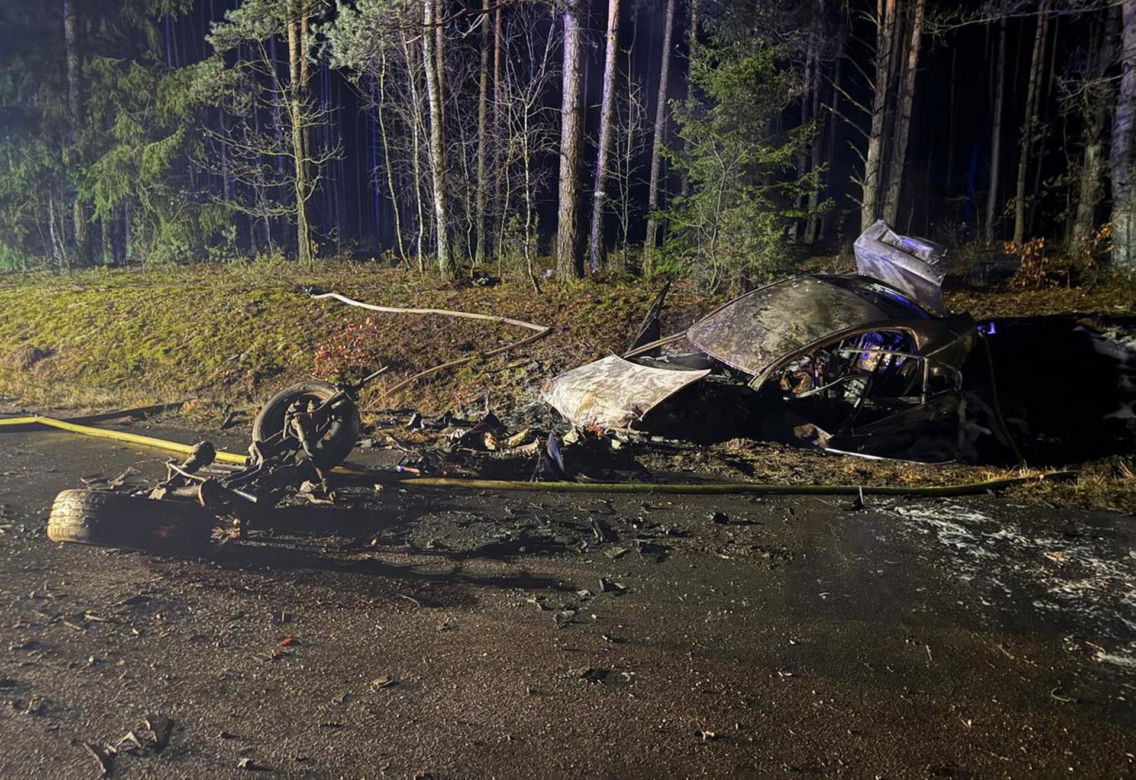 Dwa samochody zderzyły się na drodze, jedno stanęło w ogniu. Wiele ofiar śmiertelnych