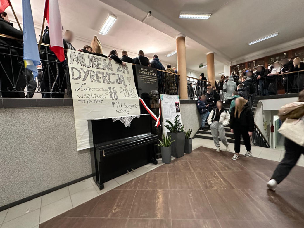 Bunt uczniów w Sulejówku po zwolnieniu dyrektorki. Otoczyli burmistrza, ktoś rozpylił gaz pieprzowy