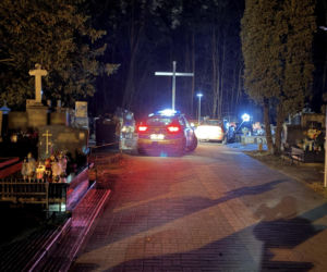 Uciekał przed policją i wjechał na cmentarz