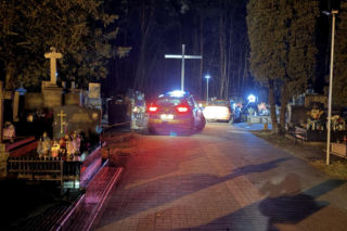 Uciekał przed policją i wjechał na cmentarz