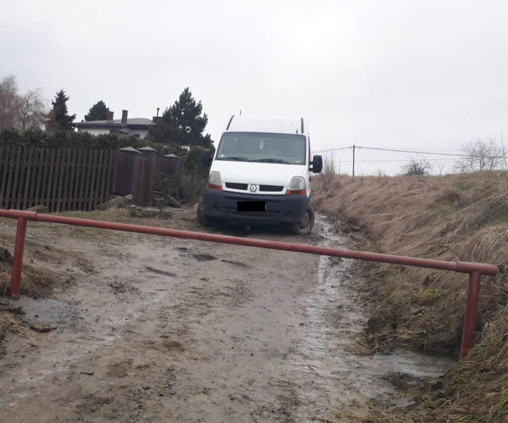 Nie mają drogi dojazdowej do swoich domów. Sąsiad POSTAWIŁ SZLABAN
