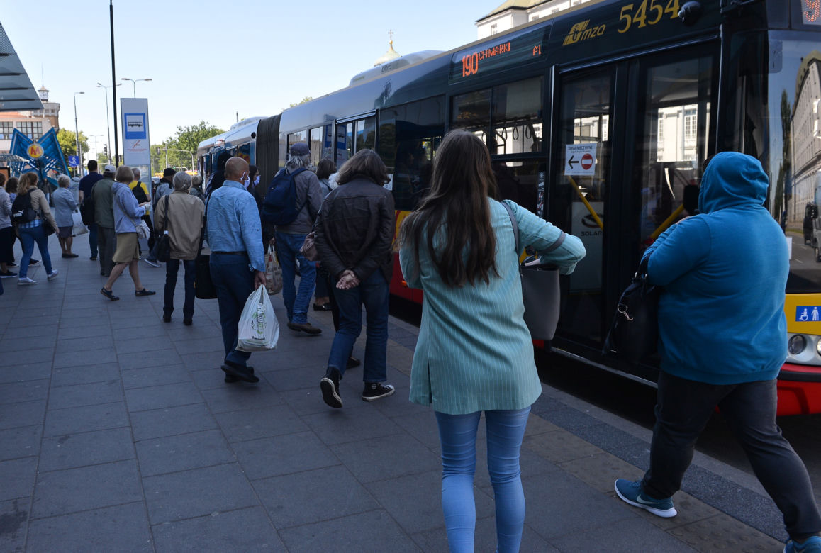Czy warszawiacy przestrzegają obostrzeń w komunikacji miejskiej? 