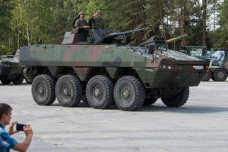 Zakaz wjazdu chińskich aut na teren jednostek wojskowych. Minister obrony komentuje 