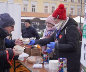 34. Finał WOŚP. Dziennikarze Radia ESKA rozgrzewają Tarnów pysznym żurkiem!