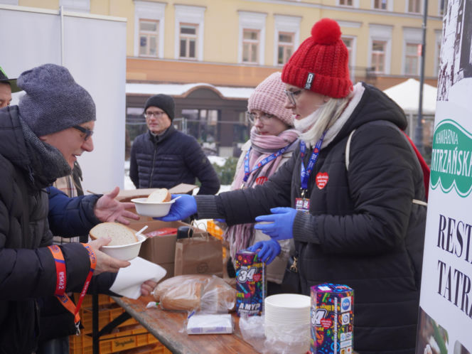 34. Finał WOŚP. Dziennikarze Radia ESKA rozgrzewają Tarnów pysznym żurkiem!