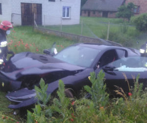 Ferrari rozbite na drodze krajowej nr 45 w Gaszynie 
