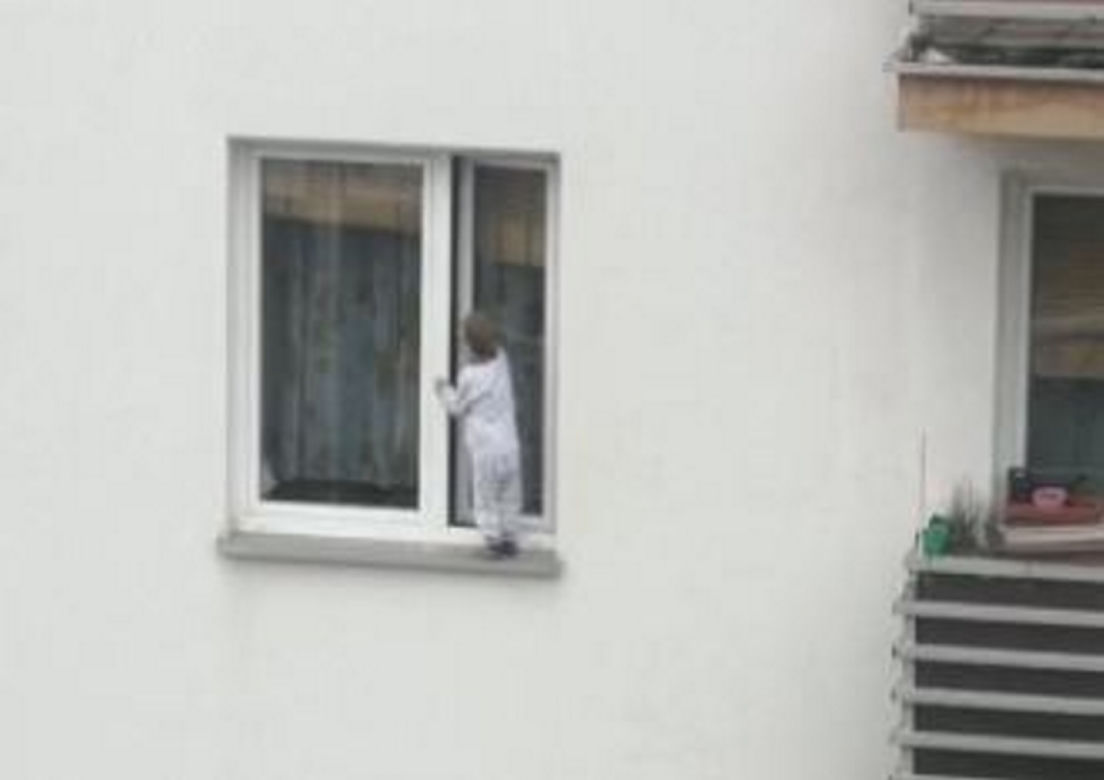3-latek chodził po parapecie bloku w Kielcach! Szokujące nagranie z Kielc [ZDJĘCIA]