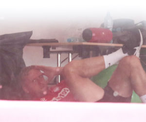Kamil Glik i Przemysław Płacheta ćwiczą na siłowni w hotelu