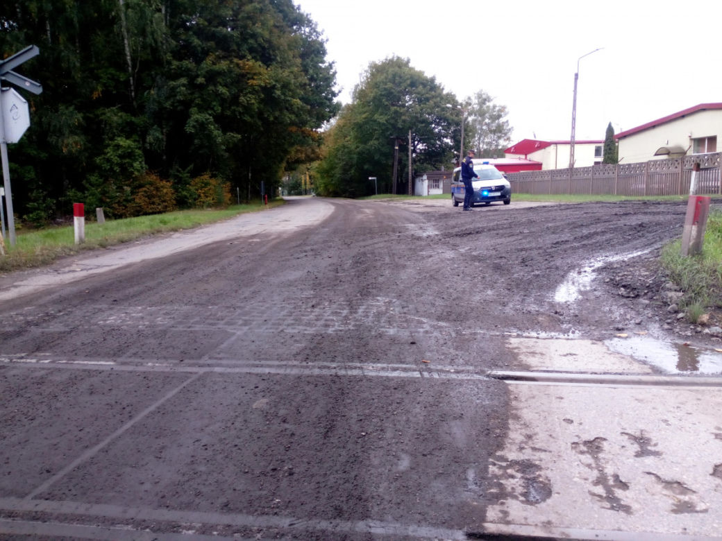 Zanieczyszczona jezdnia i rozkopany chodnik w Olsztynie. Straż miejska wlepia mandaty [ZDJĘCIA]