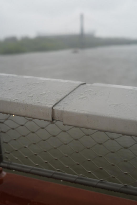 Niedoróbki na kładce pieszo-rowerowej w Warszawie