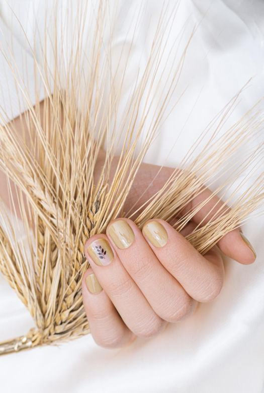 Manicure na wiosnę zachwyca prostotą. Zapomnij o mocnych kolorach i bogatych zdobieniach