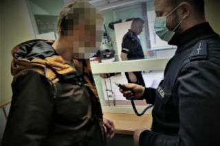 Śląskie: Przyjechał po śniadanie, nie miał maseczki i bełkotał coś pod nosem. Do akcji wkroczyli policjanci
