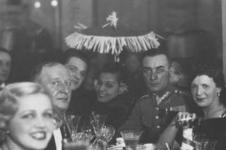 Rozmyte twarze i ukryta historia. Tajemnica zdjęcia z balu sylwestrowego 1933 roku