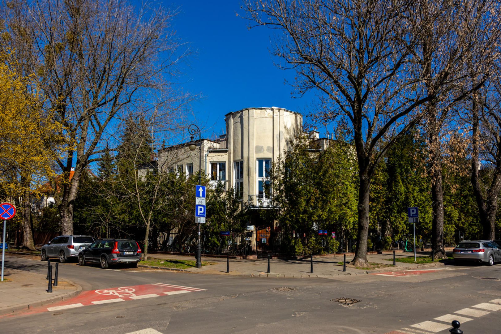 Dom przy Obrońców 25 na Saskiej Kępie