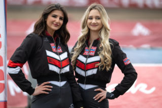 Ruszyła PGE Ekstraliga. Kibice patrzą nie tylko na żużlowców. Te piękności kradną show pod taśmą!