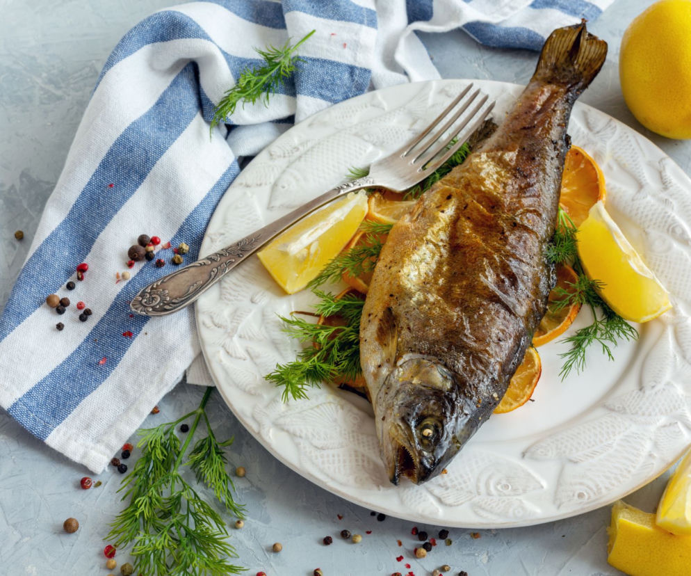Pstrągi w kminku - przepis na pachnącą kminkiem grillowaną rybę