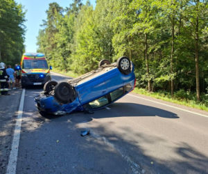 Niebezpieczny wypadek w Lesie Rzepińskim. Kierowca Nissana dachował