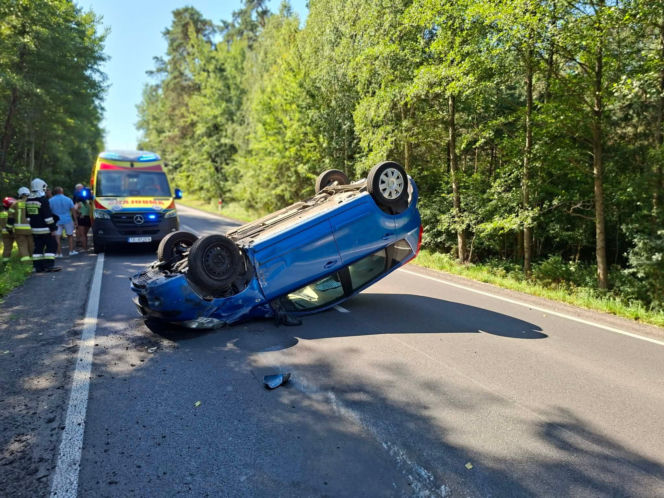 Niebezpieczny wypadek w Lesie Rzepińskim. Kierowca Nissana dachował
