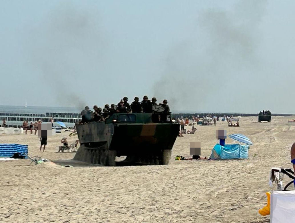 Plaża Dziwnów. Wojskowe transportery przemykały między parawanami i ręcznikami