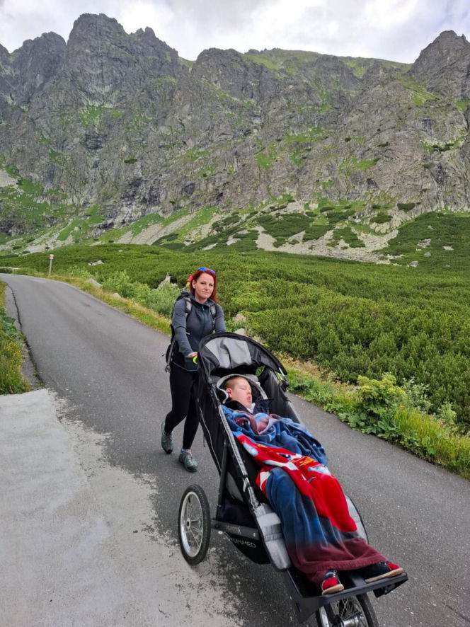 Ciężko chory Jasio zdobywa polskie góry. Jego rodzice nie zrezygnowali ze swoich pasji