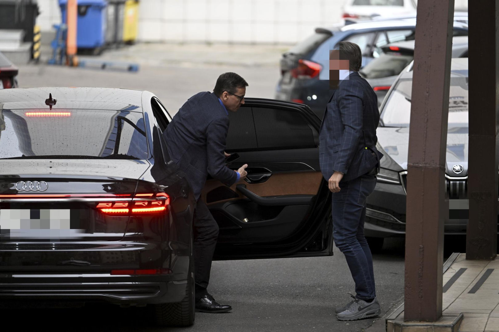 Były premier przyjechał do siedziby PiS z ochroną! Morawiecki jest pod specjalnym na…