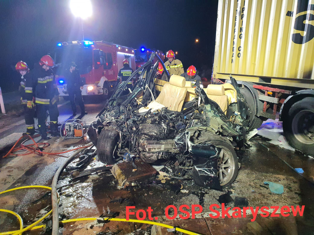 Makabryczny wypadek w Makowcu. Kierowca BMW zginął na miejscu