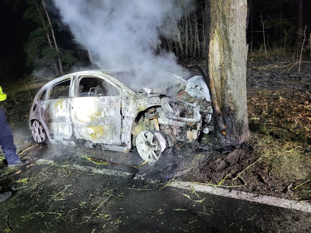 Dramatyczny wypadek w Herbutowie! Auto uderzyło w drzewo i spłonęło. Jedna osoba nie żyje