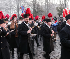 Barbórka 2025. Pobudka górnicza na Nikiszowcu w wykonaniu Orkiestry Wieczorek