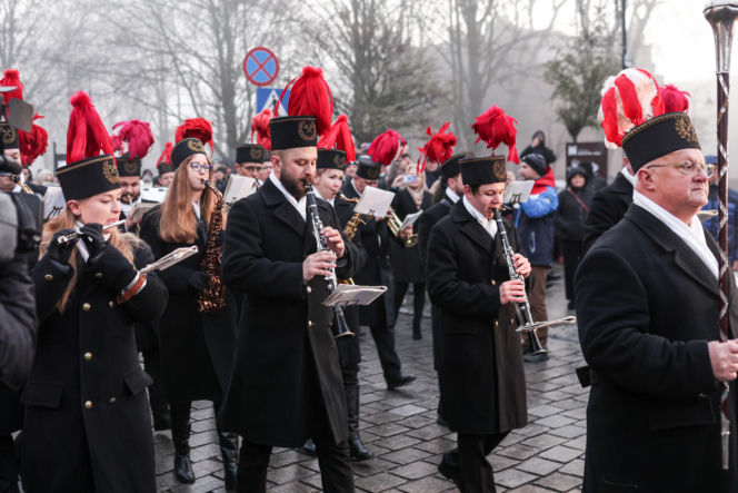 Barbórka 2025. Pobudka górnicza na Nikiszowcu w wykonaniu Orkiestry Wieczorek