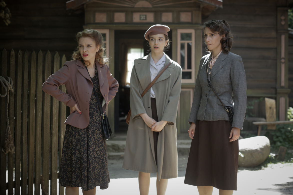 Wojenne dziewczyny 4 odc. 45. Ewa (Vanessa Aleksander), Marysia (Aleksandra Pisula), Nitka (Maja Szopa)