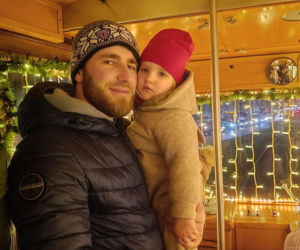 Waldemar Nawrocki i Adrian Domalewski pomagają Anielce