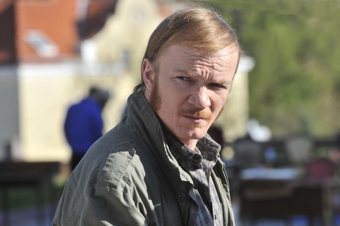 Tak zaczynał Eryk Lubos. Od dresiarza w Kiepskich do jednego z największych twardzieli polskiego kina