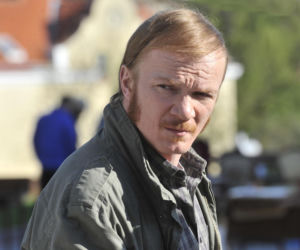 Tak zaczynał Eryk Lubos. Od dresiarza w Kiepskich do jednego z największych twardzieli polskiego kina
