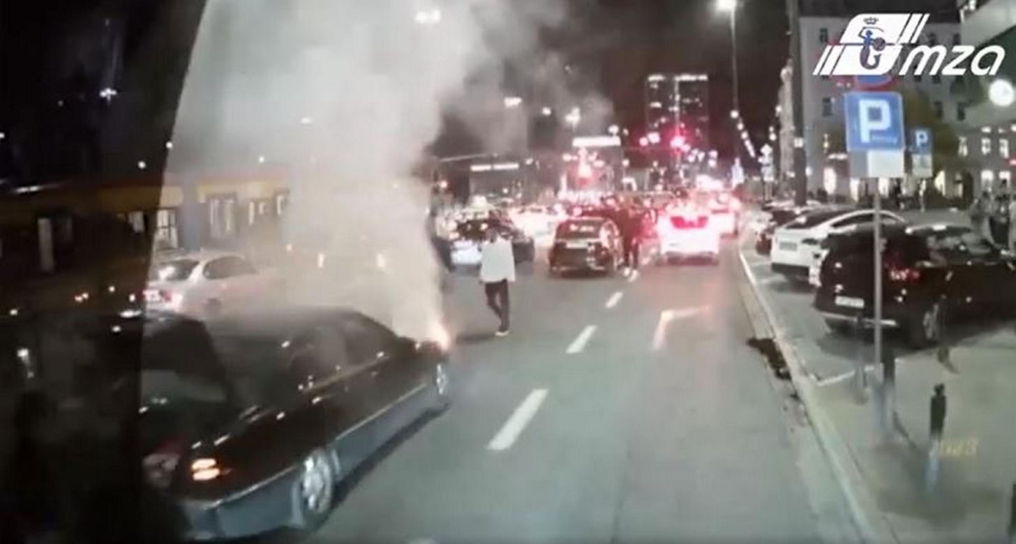 Mercedes płonął przy Dworcu Centralnym. Na ratunek ruszył kierowca autobusu