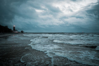 Tajemniczy wrak statku pojawił się na plaży. Niezwykłe odkrycie nad Bałtykiem! [ZDJĘCIA]