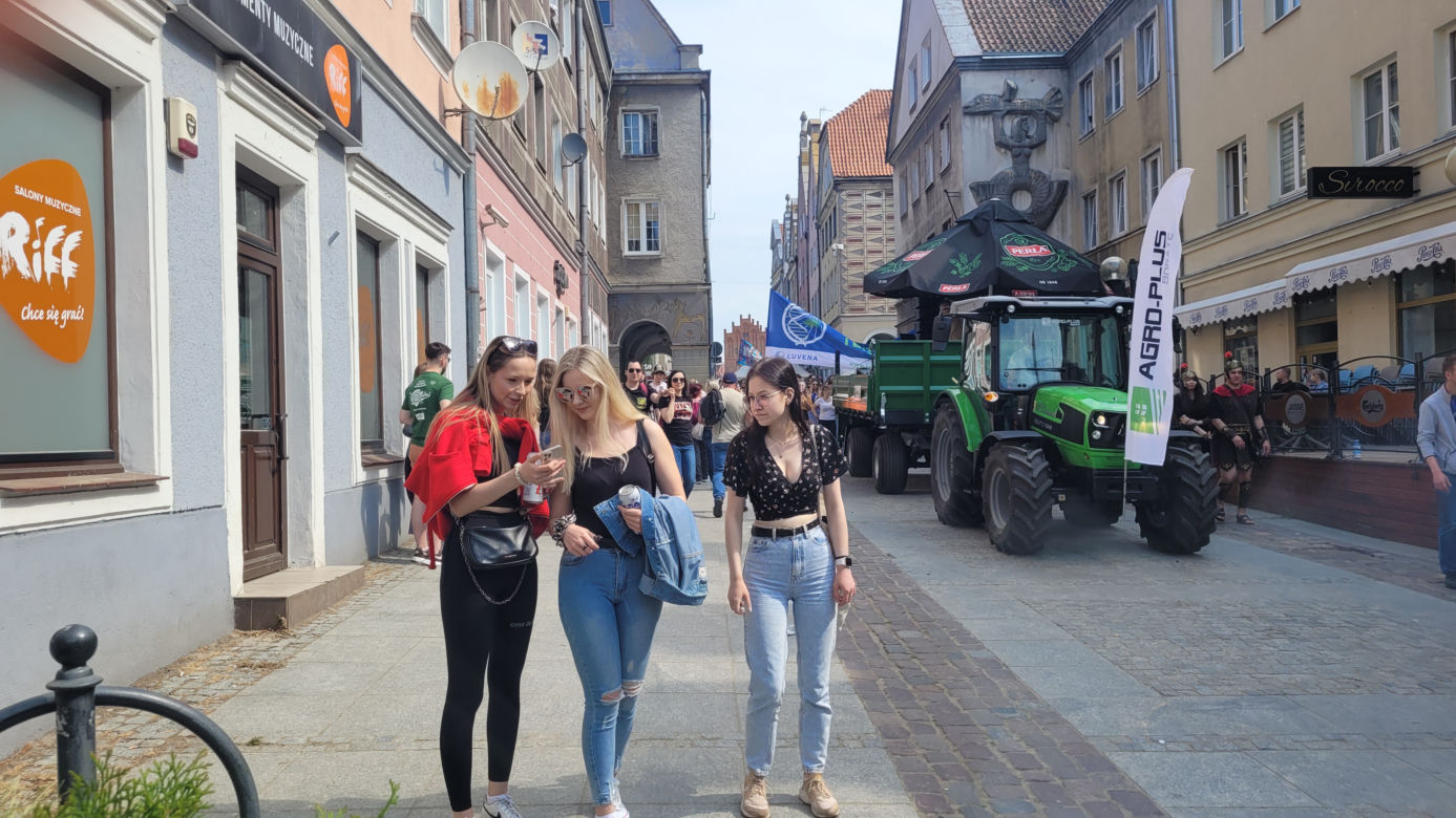 Kortowiadę czas zacząć! Kolorowa Parada Wydziałów przeszła ulicami Olsztyna [ZDJĘCIA]
