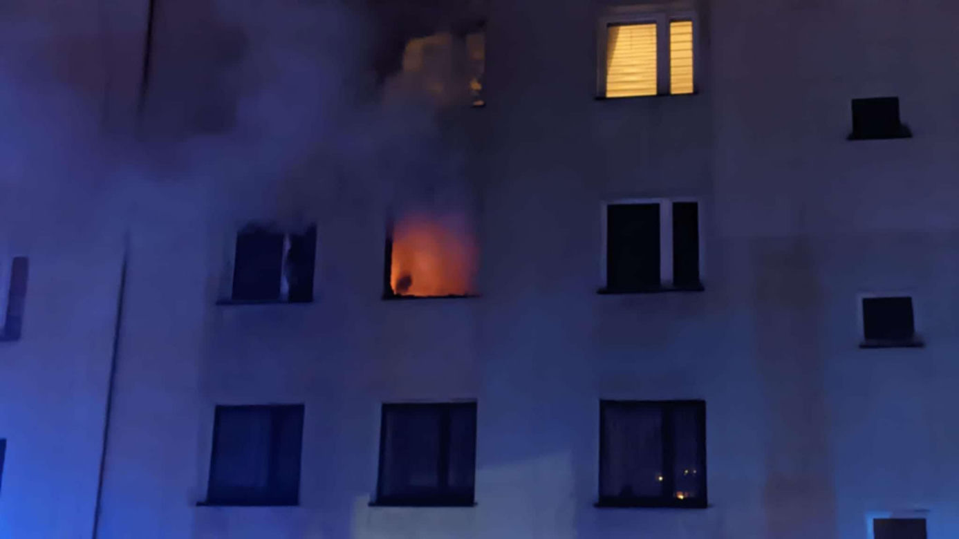 Nocny pożar w bloku przy Olszewskiego w Jaworznie. Ewakuacja setki mieszkańców. Dwoje dzieci w szpitalu