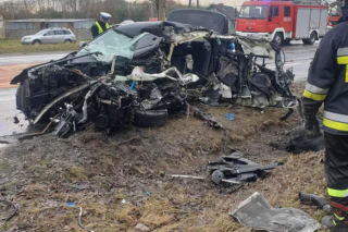 KOSZMARNY wypadek pod Łodzią. BMW ZMIAŻDŻONE w czołówce z TIR-em. Nie żyje młody kierowca [ZDJĘCIA]