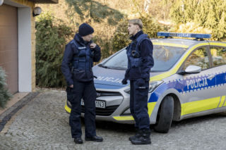 Policjantki i Policjanci, odcinek 1389: nieznany narkotyk z sieci powala kolejnych nastolatków, a policjanci rozpoczynają poszukiwania dilera