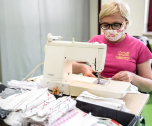 Poseł z Rzeszowa przeznaczył swoją dietę na materiał do szycia maseczek