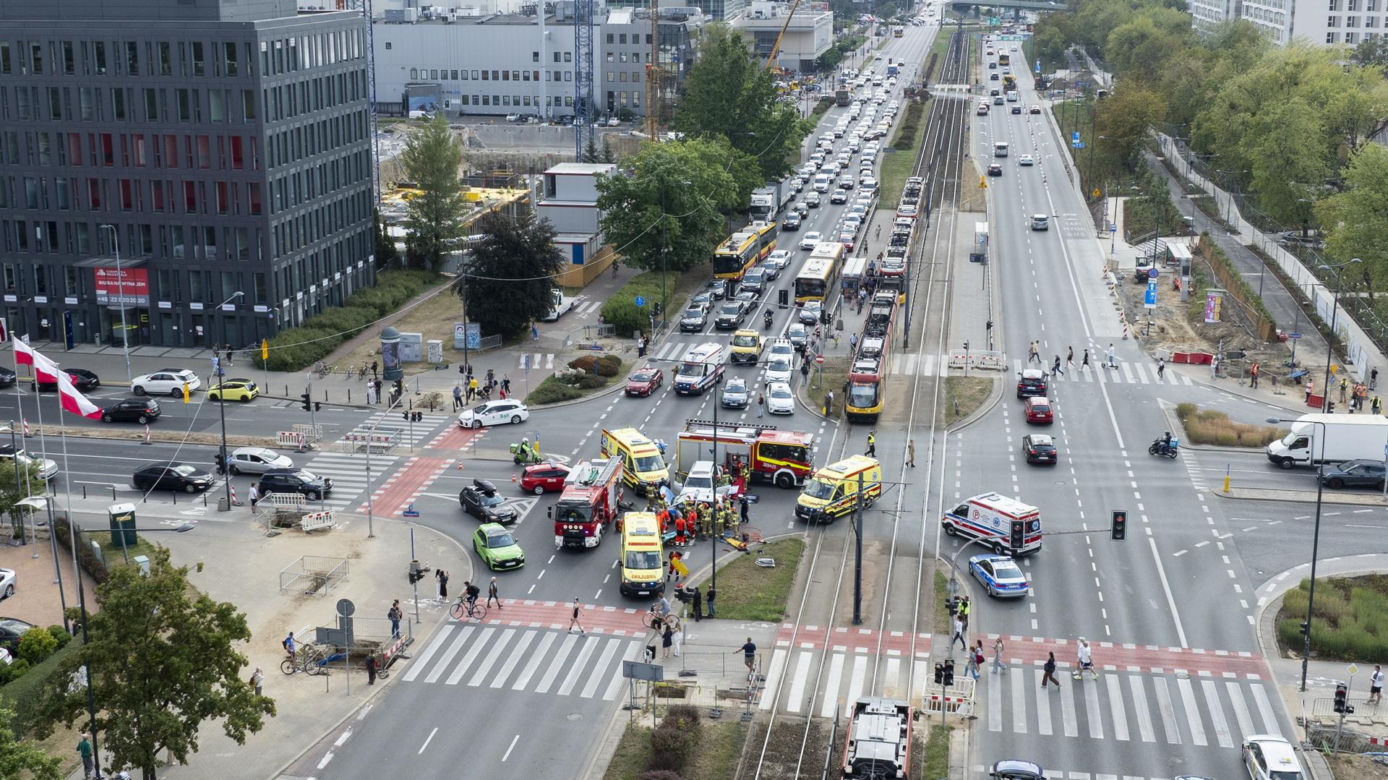 Wypadek radiowozu w Warszawie. Cztery osoby ranne, w tym policjanci