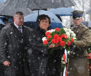 Anna Komorowska składa kwiaty w Smoleńsku