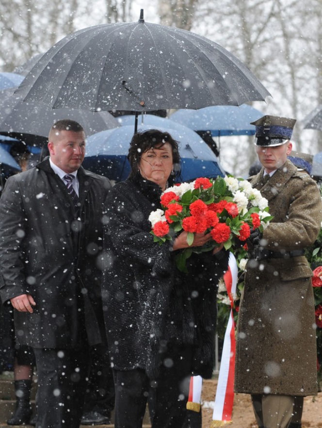 Anna Komorowska składa kwiaty w Smoleńsku