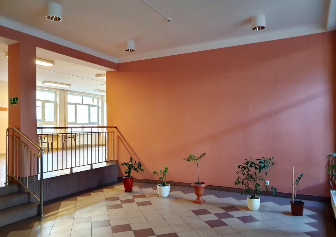 Uczniowie ZSP nr 1 stworzyli mural na ścianach szkoły. Grafika przedstawia patrona placówki