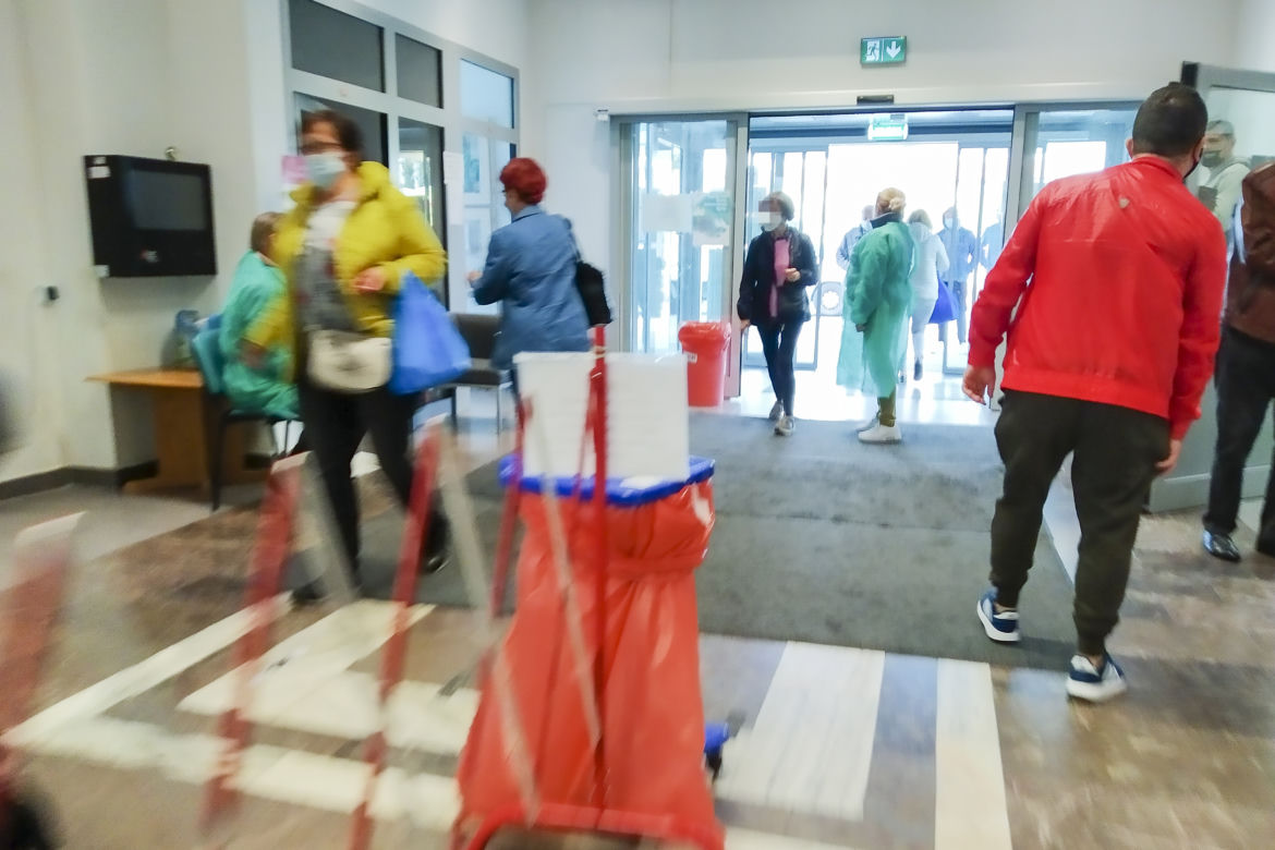 Horror w Instytucie Onkologii. Stłoczeni pacjenci na korytarzach. Tak szpital przestrzega wytycznych?