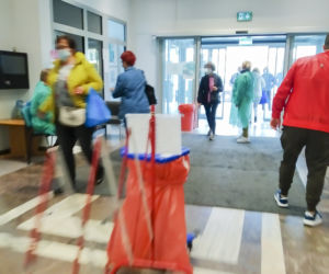 Horror w Instytucie Onkologii. Stłoczeni pacjenci na korytarzach. Tak szpital przestrzega wytycznych?
