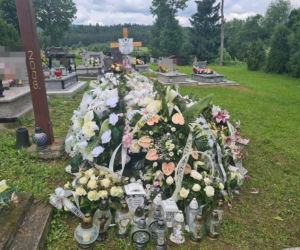 Barwinek. Grób 18-letniej Eweliny w morzu kwiatów i zniczy [ZDJĘCIA]
